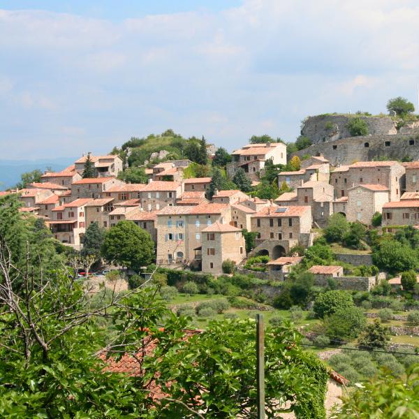 Vue panoramique de Balazuc en Ardèche : maisons en pierre et ruines de château.