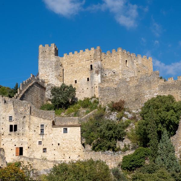 Vue du chateau du village de Saint-Montan en Ardèche, France.