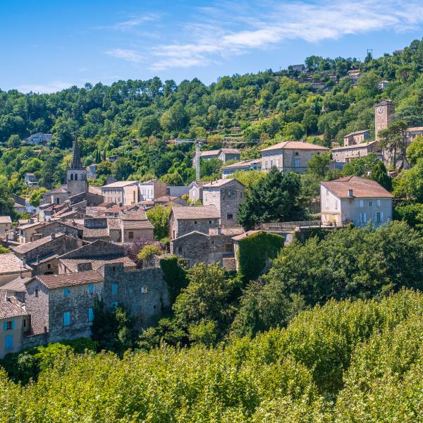 Vue de Largentière en Ardèche, avec le château et les maisons du village sur les hauteurs.
