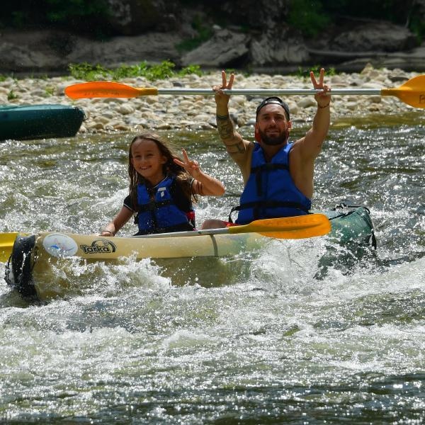 Kayak dans les Gorges de l'Ardèche, pagayeurs souriants saluant