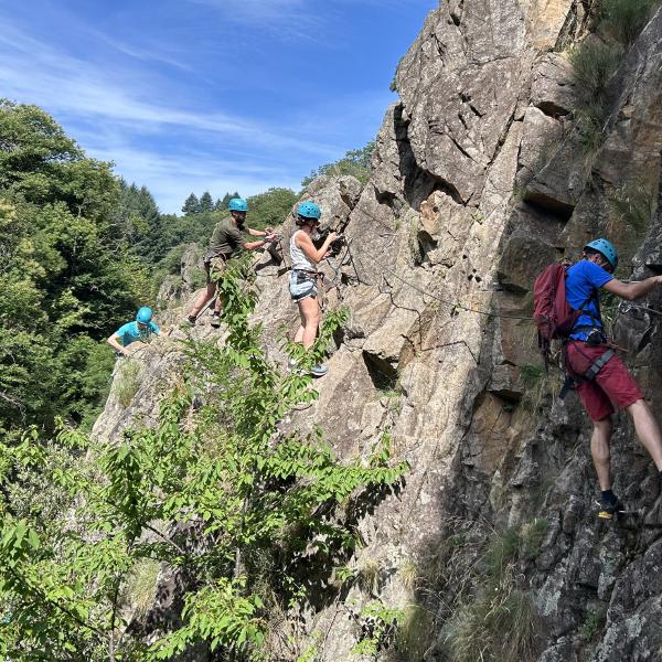 Via ferrata en Ardèche avec grimpeurs équipés.