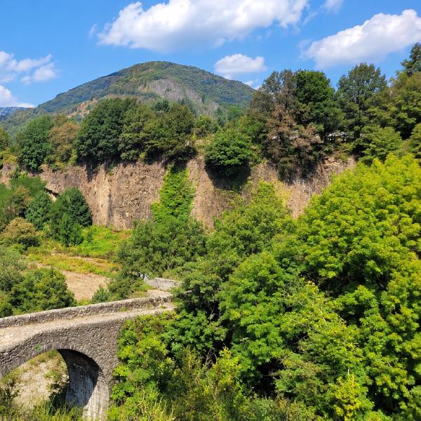 Que faire à Thueyts lors de votre séjour en Ardèche ? Pont du Diable à Thueyts vu depuis les hauteurs