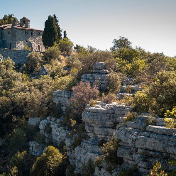 L'ermitage Saint-Eugène est niché au bord d'une falaise dans le Bois de Païolive, près des Vans, Ardèche