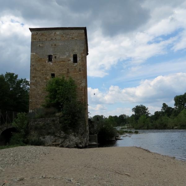 Tour en pierre au bord de la rivière dans le village de Salavas en Ardèche, France.