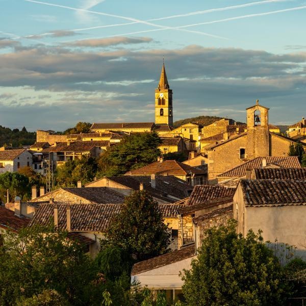 Vue panoramique du village de Vallon-Pont-d'Arc, Ardèche.
