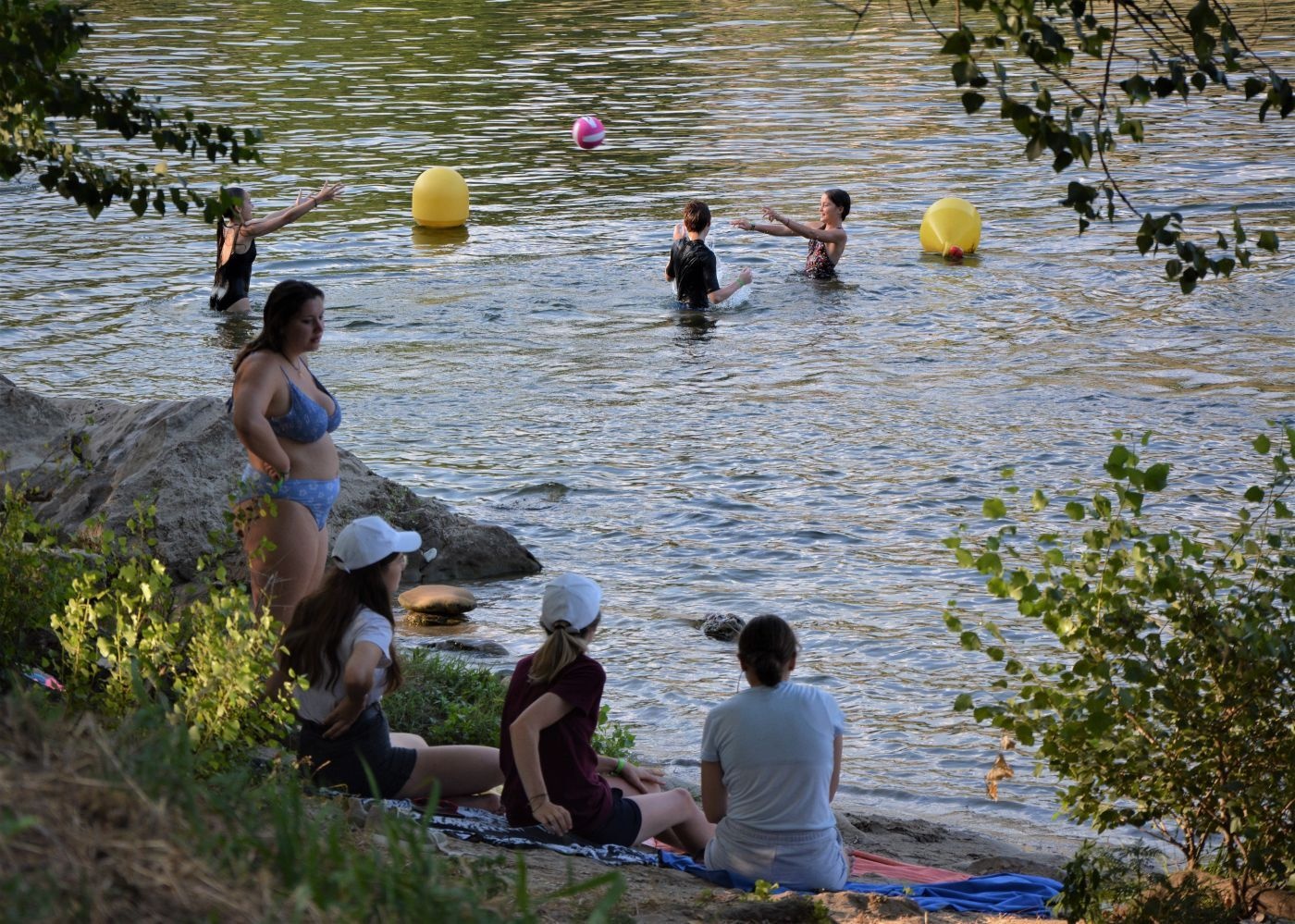 Personnes profitant de la baignade dans le lac