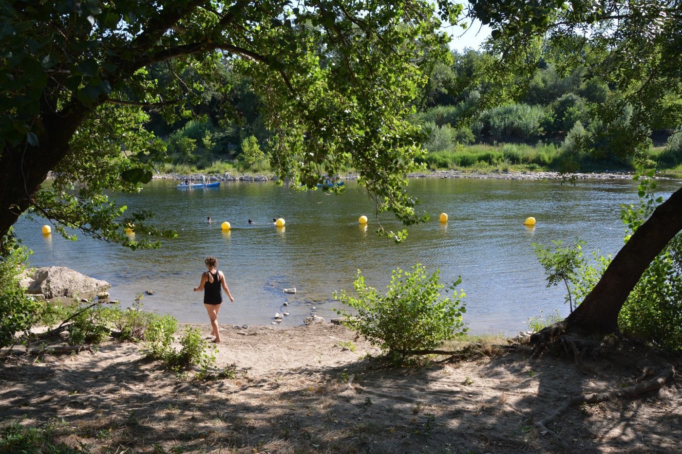 Vue ombragée de la zone de baignade depuis la rive