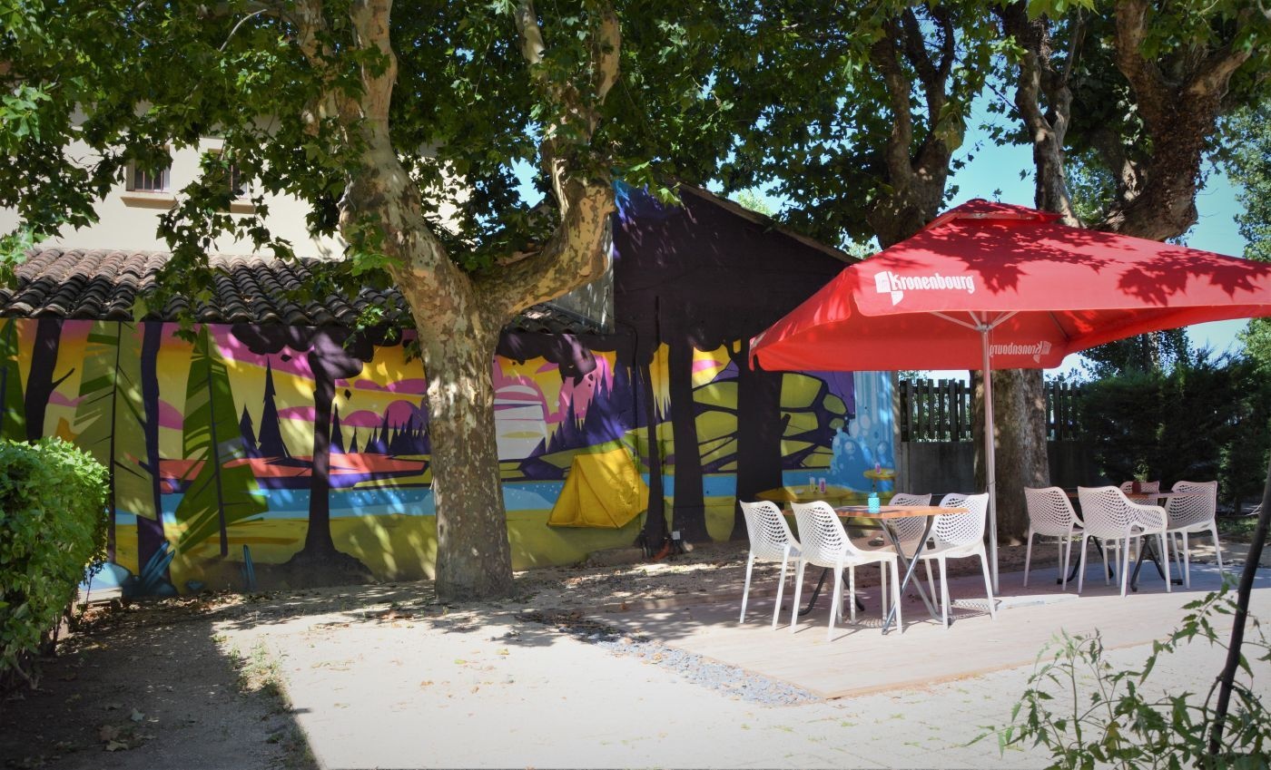 Espace détente avec parasols rouges et tables