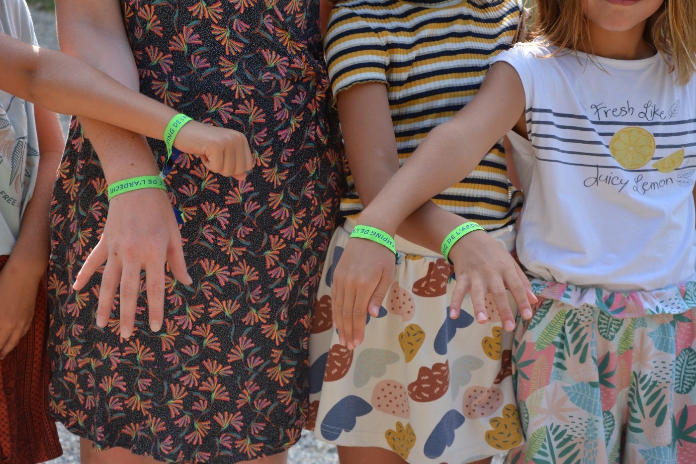 File d'attente de campeurs devant un service