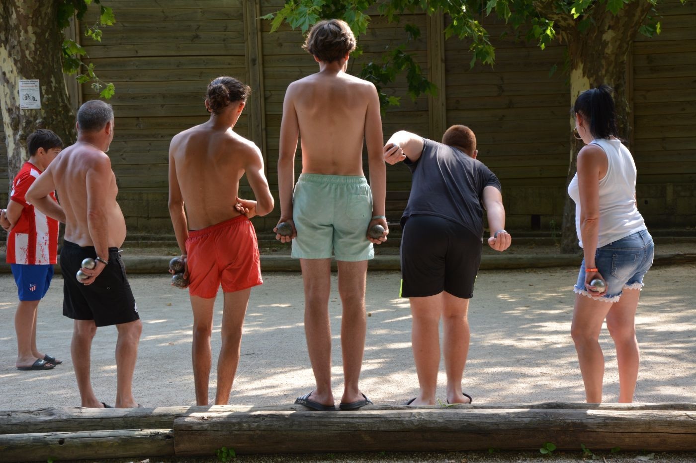 Groupe de personnes observant une activité