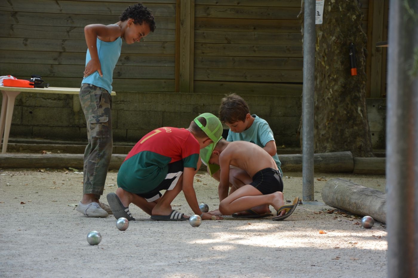 Personnes jouant au pétanque sur le terrain