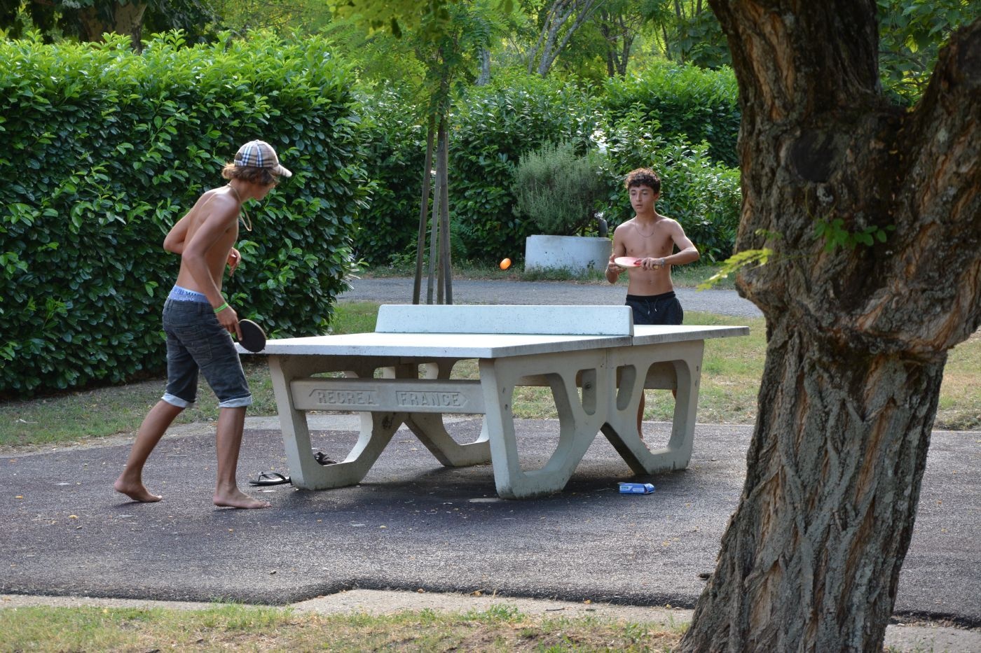 Partie de ping-pong en extérieur