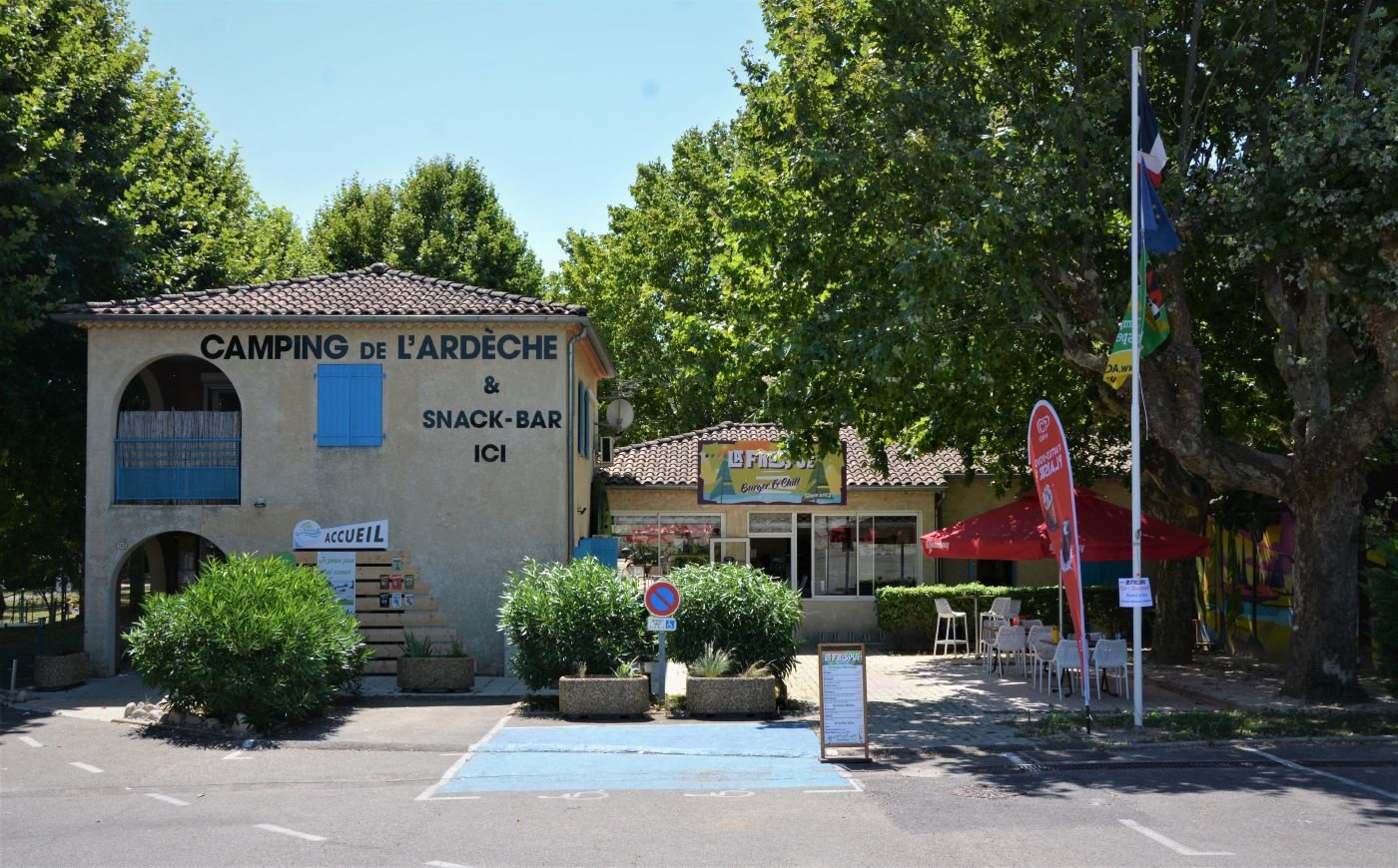 Entrée du camping avec signalisation