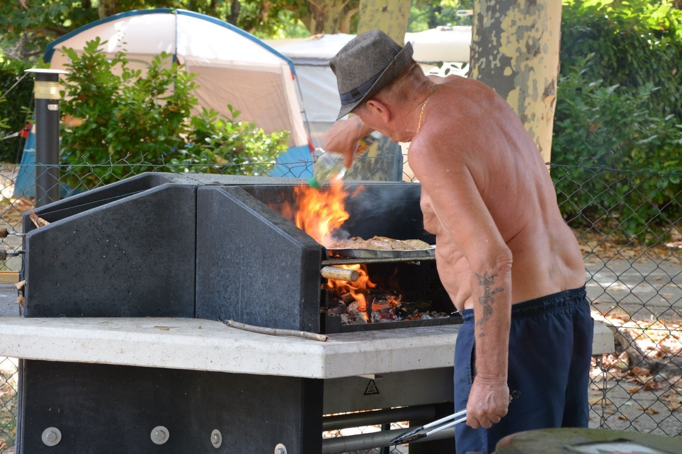 Barbecue en cours d'utilisation