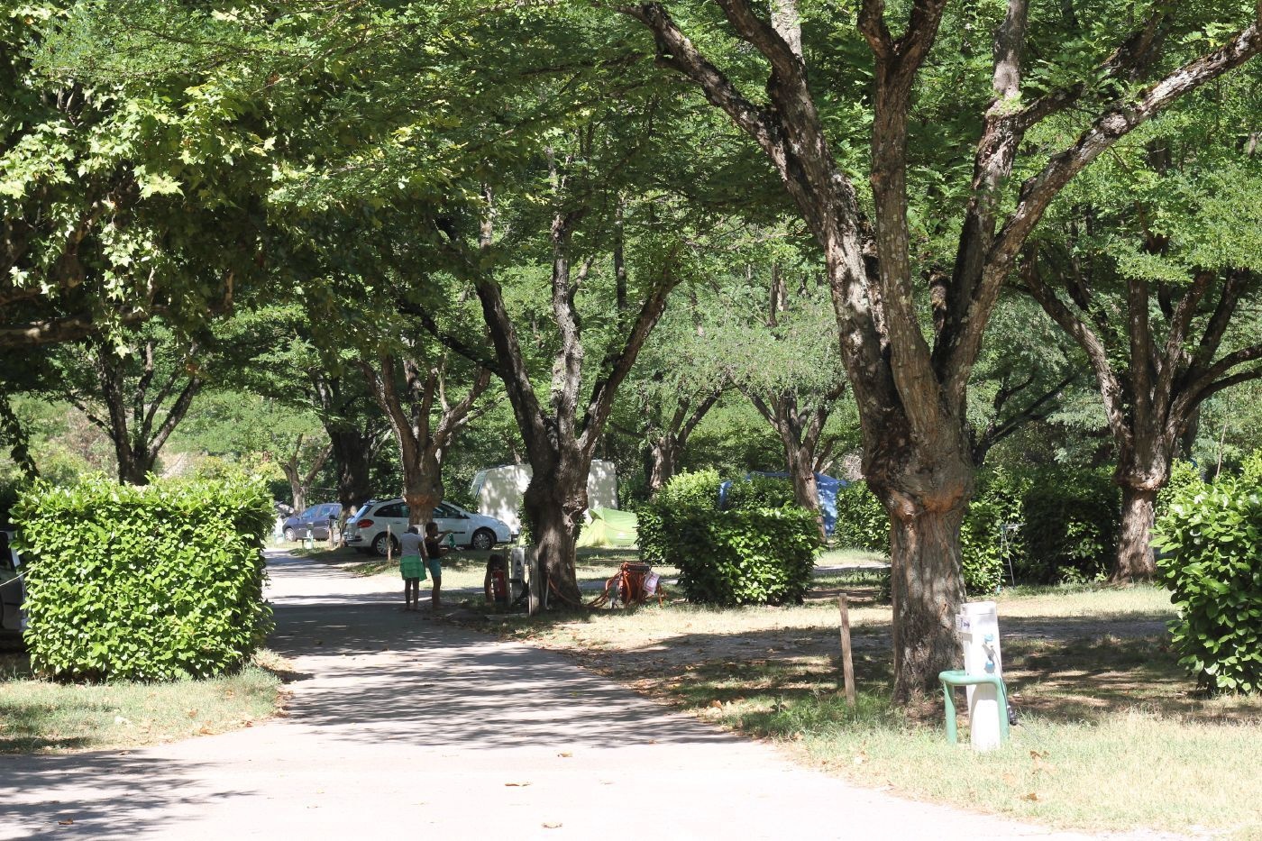 Zone d'emplacements ombragée