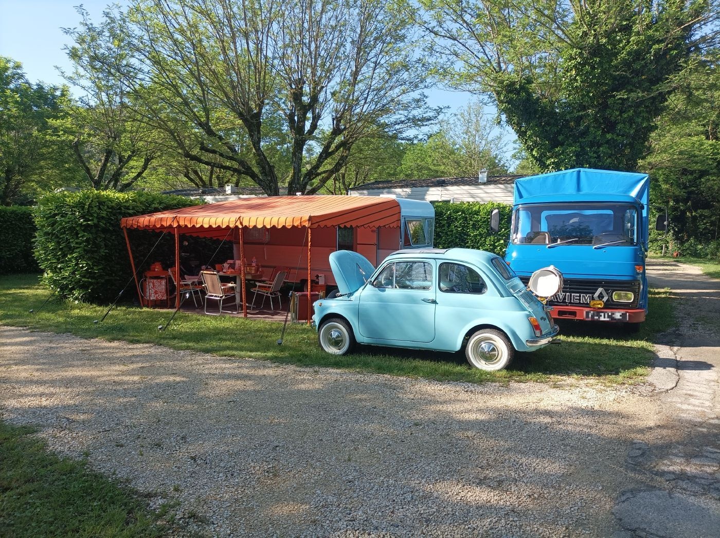 Vans colorés stationnés dans le camping