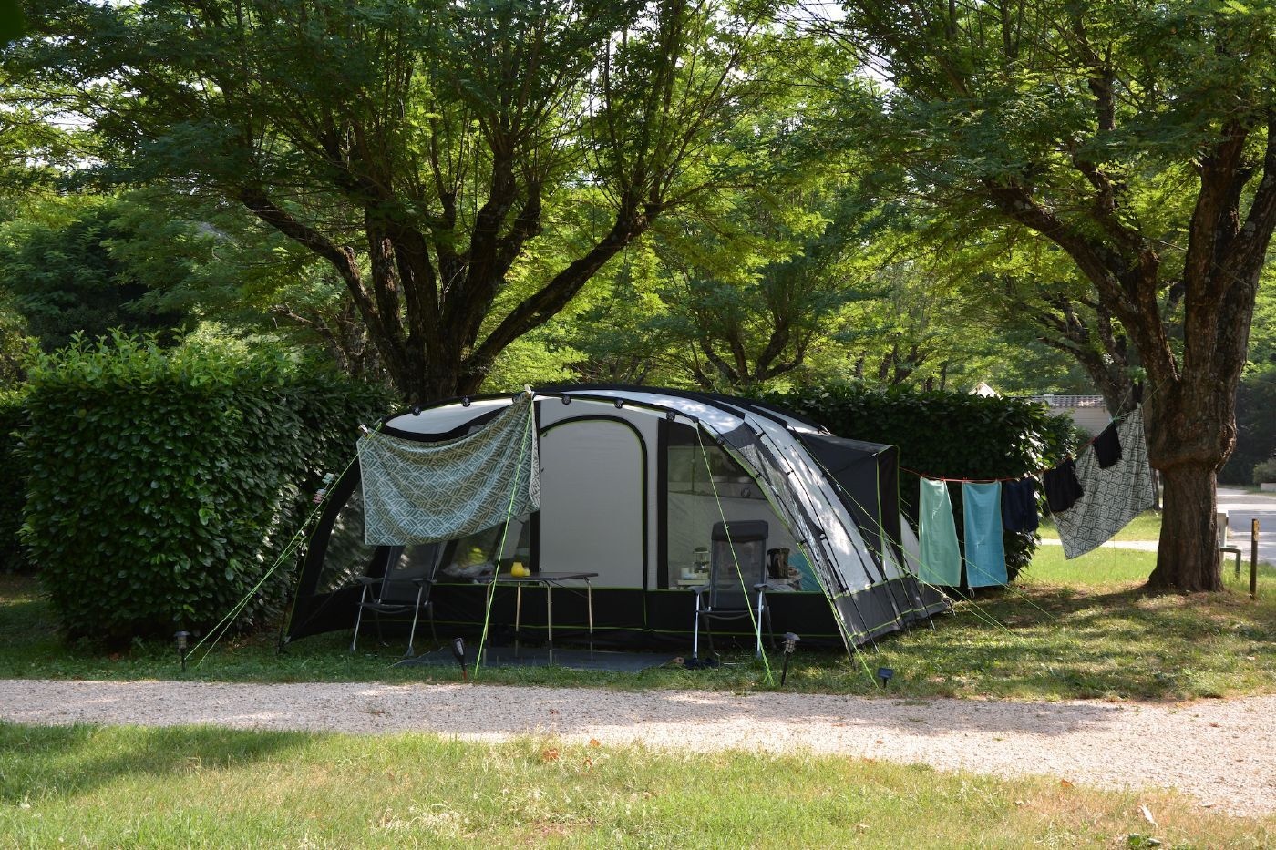 Mobile-home avec terrasse en bois