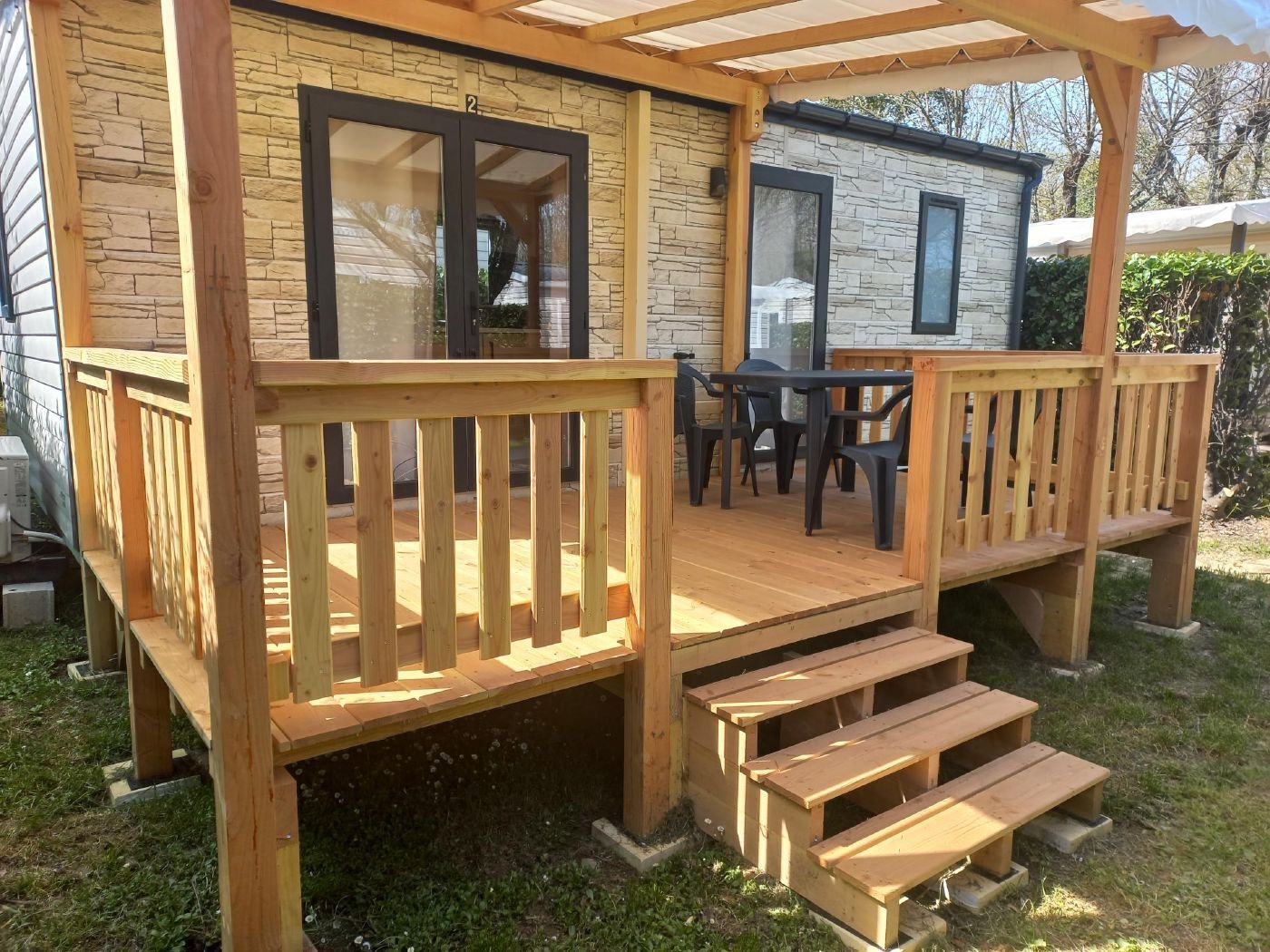 Terrasse en bois d'un mobile-home