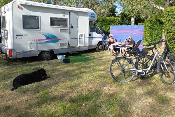 Clients du camping de l'Ardèche : emplacement camping-car, vélos et chien à proximité.